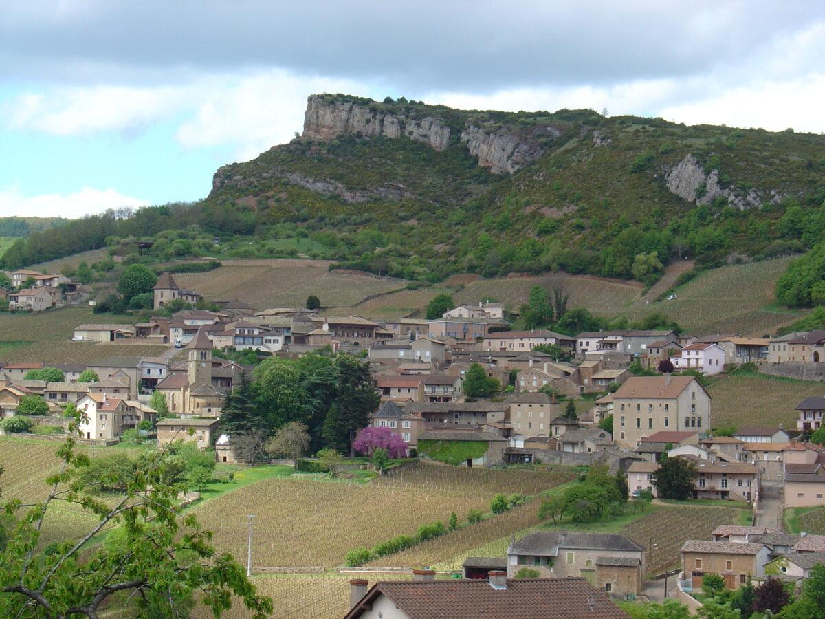 Village de Solutré‑Pouilly et vignobles du Mâconnais au pied de la roche de Solutré