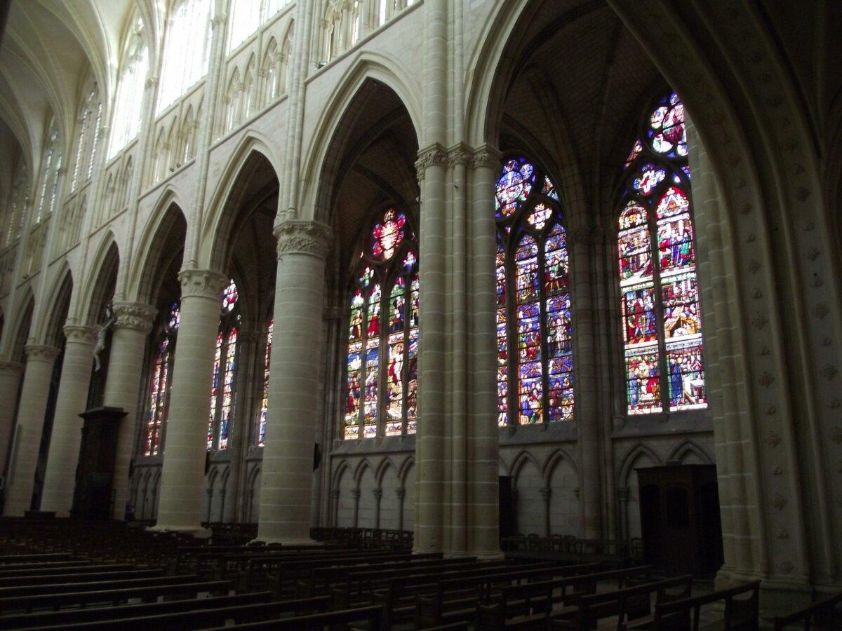 Catedral de Saint-Étienne de Châlons-en-Champagne — nave y vitrales