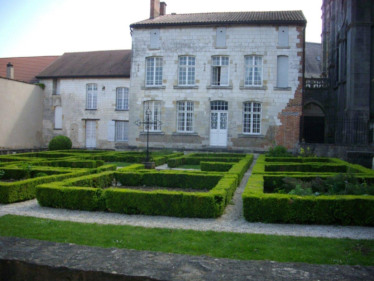 Claustro adyacente a la colegiata Notre-Dame-en-Vaux en Châlons-en-Champagne