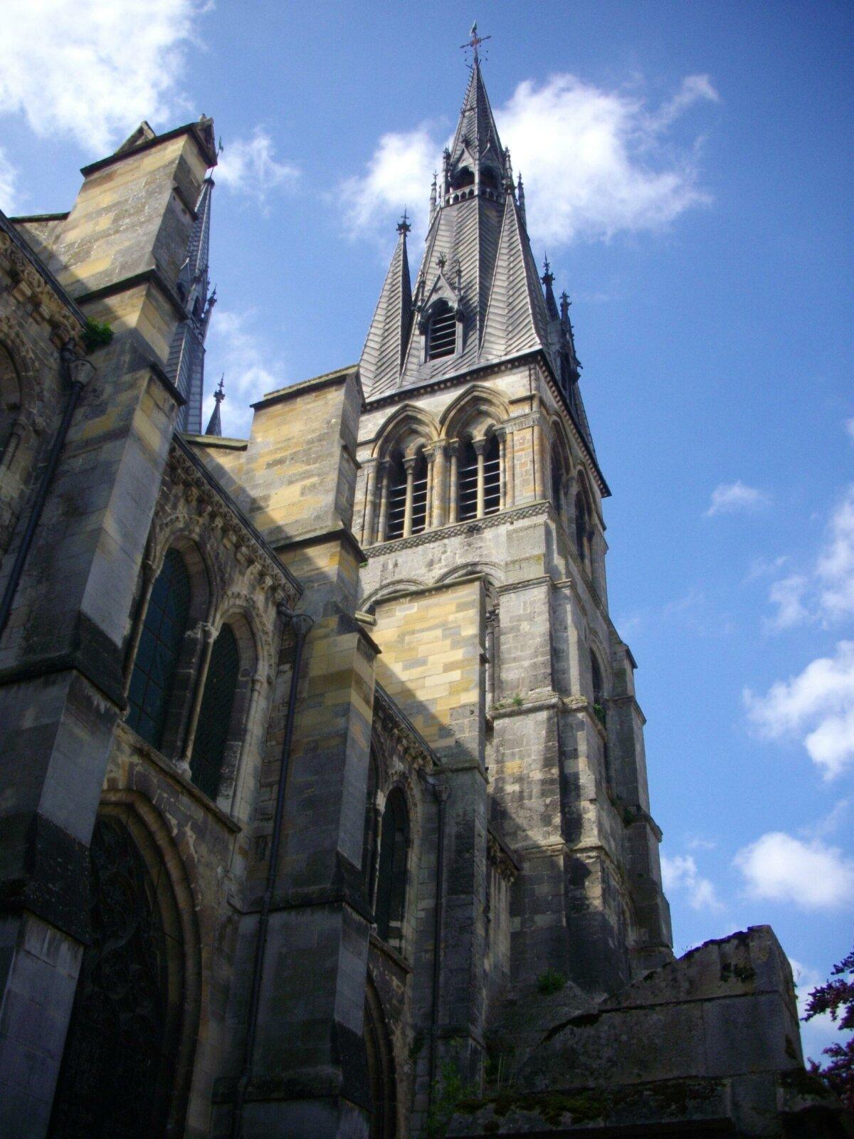 Châlons-en-Champagne — Colegiata Notre-Dame-en-Vaux, campanario visto desde el claustro
