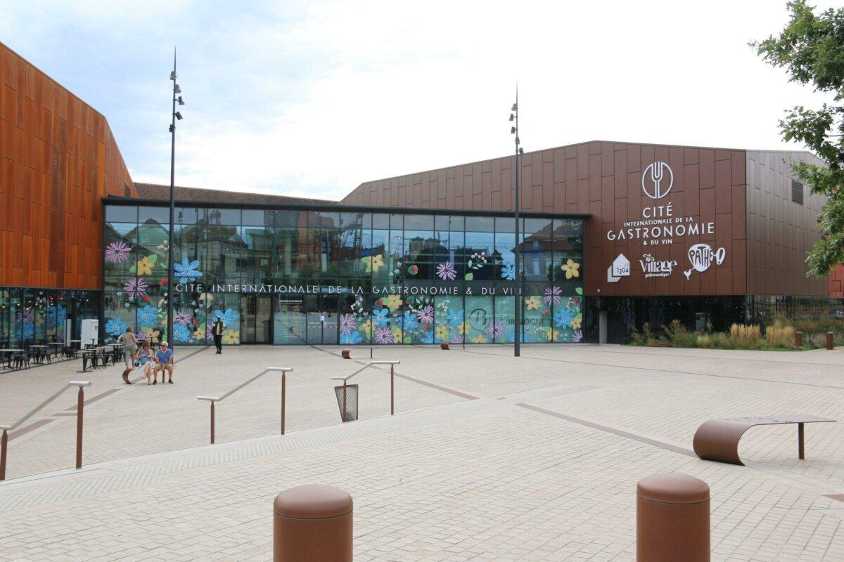 Fachada de la Ciudad internacional de la gastronomía y el vino en Dijon
