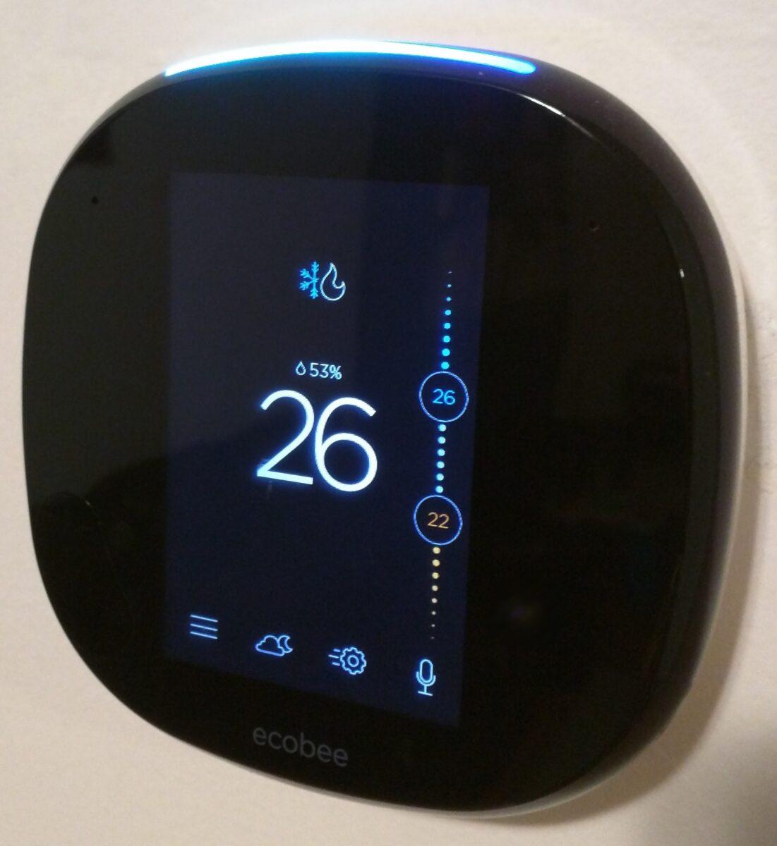 Vernetztes Thermostat Ecobee4 zeigt Startbildschirm und Temperatureinstellung