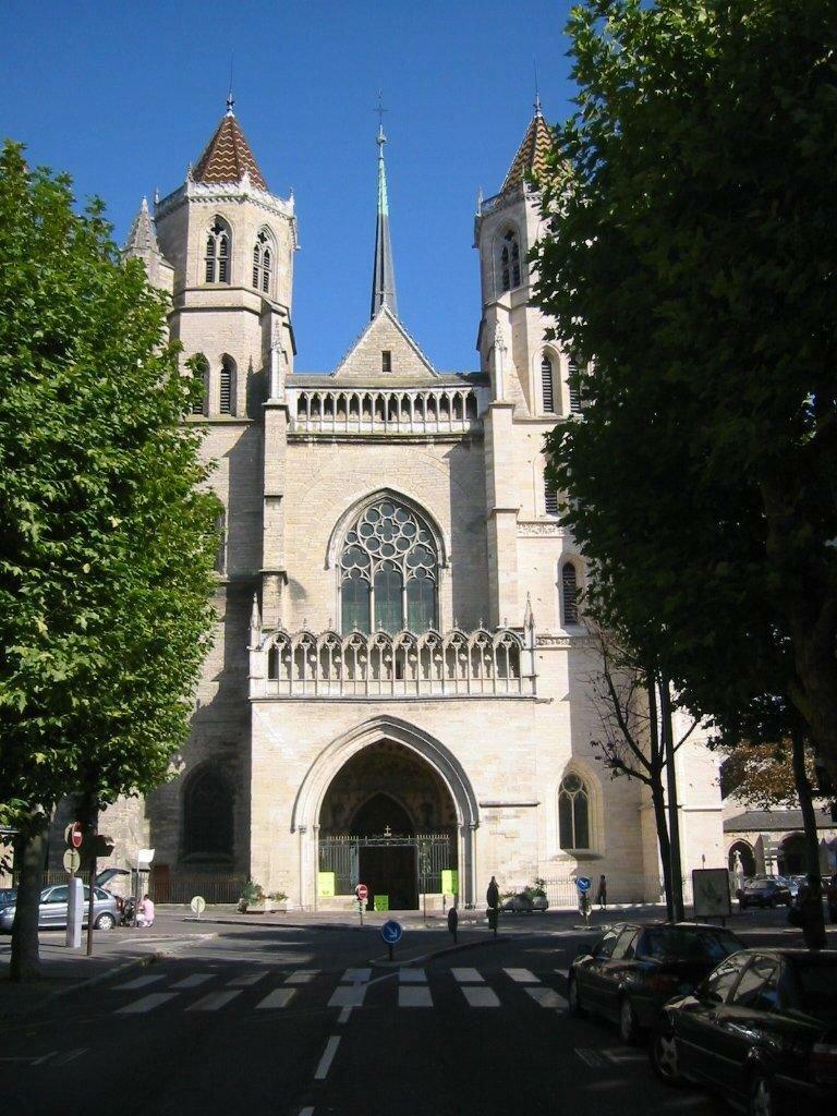 Fachada oeste de la catedral de San Benigno en Dijon