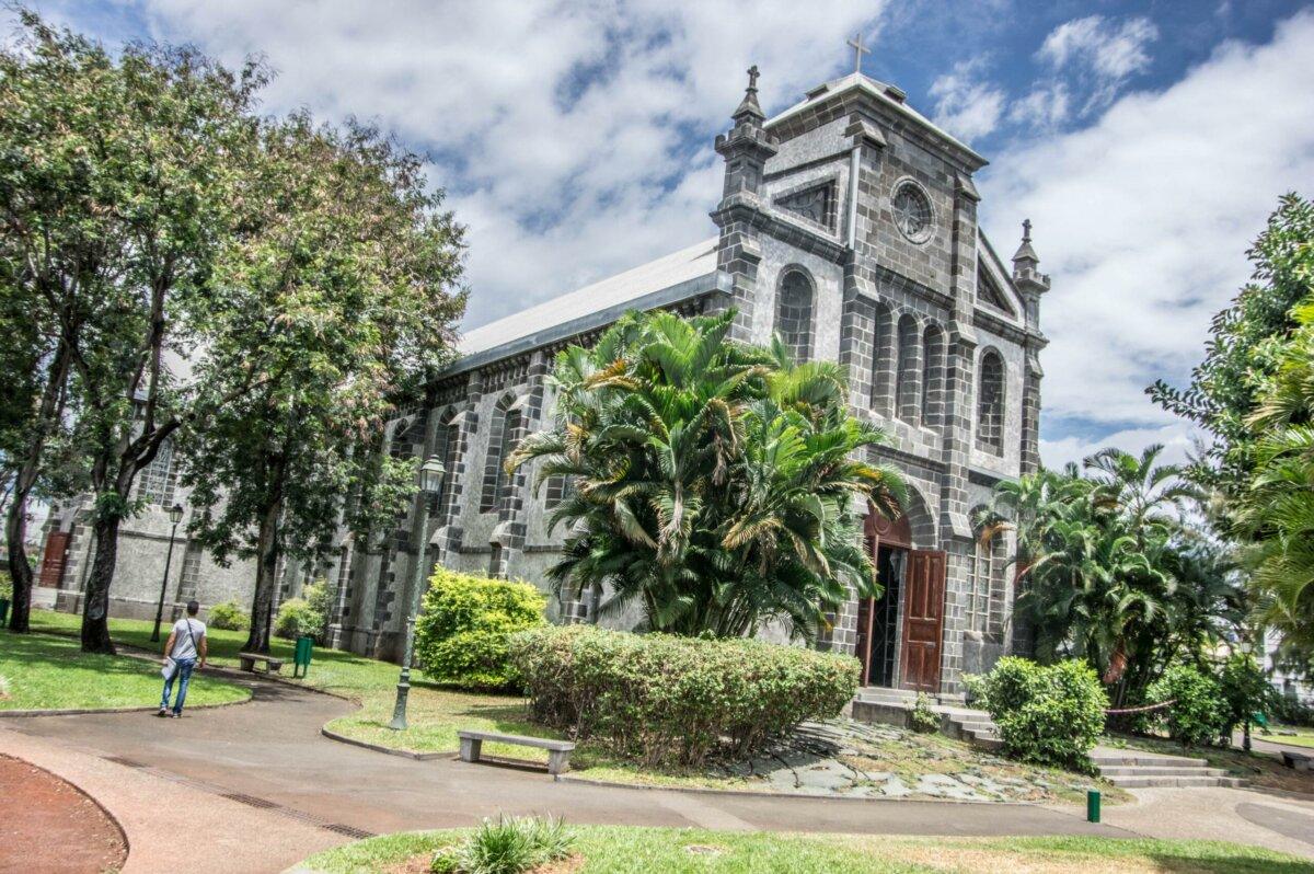 Iglesia Sainte-Jeanne-d’Arc del Puerto en piedra de lava y basalto