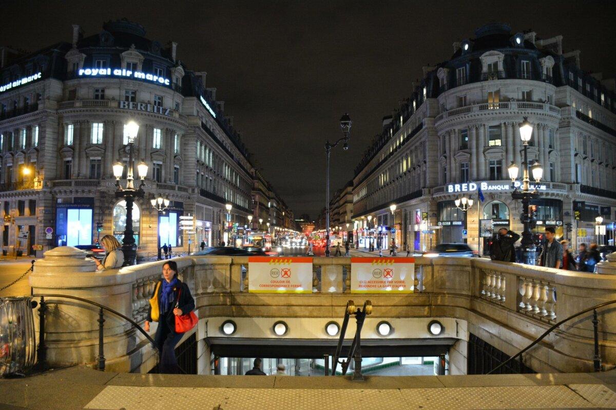 Entrée de la station de métro Opéra à Paris, nuit