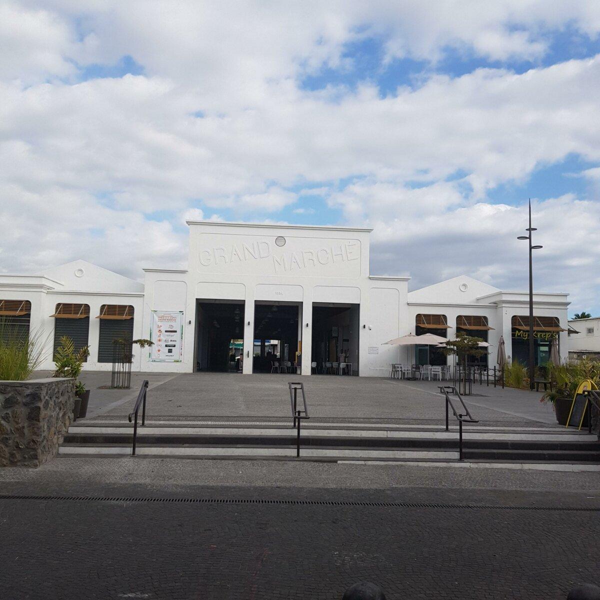 Fachada blanca del Gran mercado cubierto de Le Port en La Reunión