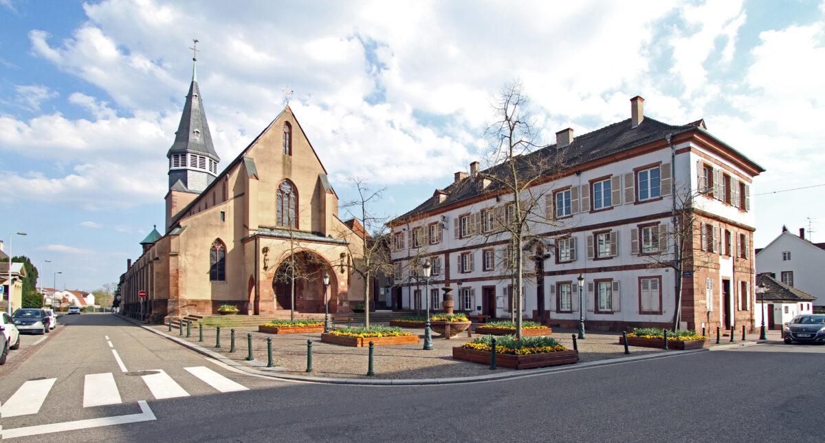 Saint Nicholas Church in Haguenau seen from three-quarters, massive bell tower