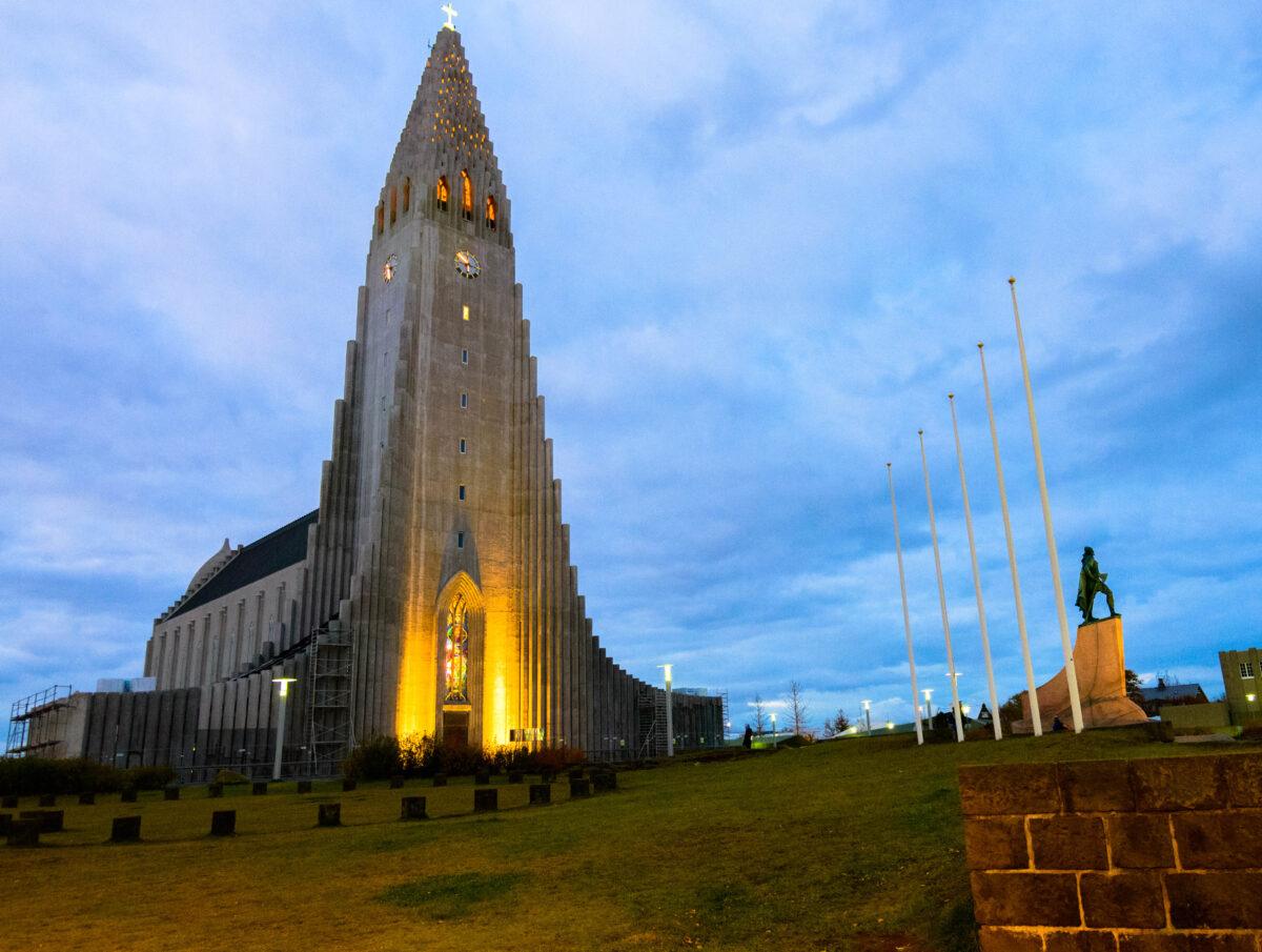 Reykjavik: Hallgrímskirkja and Leif Erikson statue at twilight