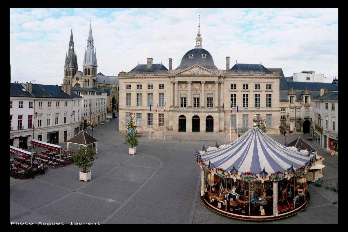 Plaza Foch de Châlons-en-Champagne con el Ayuntamiento y el carrusel