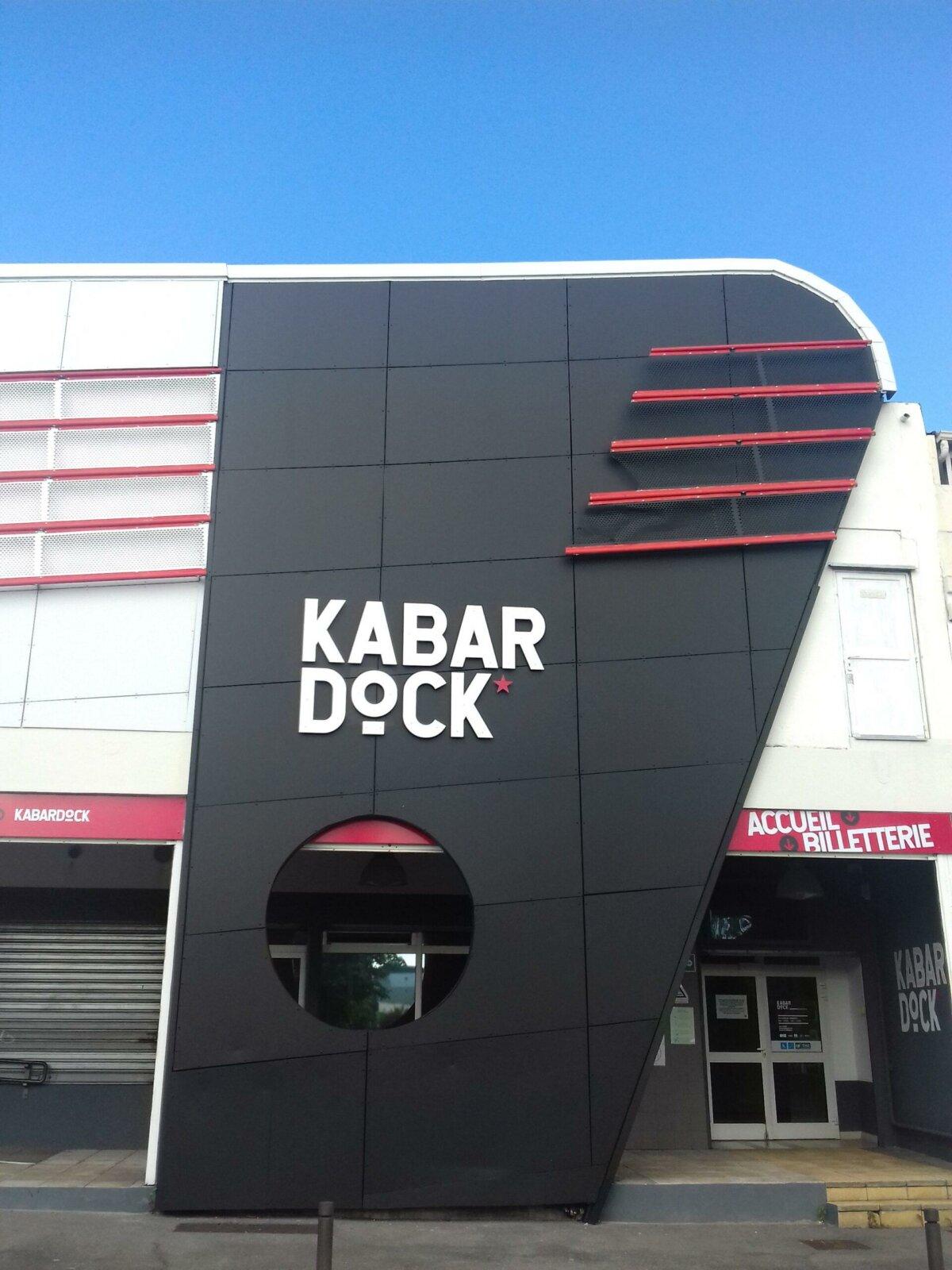 Kabardock, fachada contemporánea negra y roja en Le Port