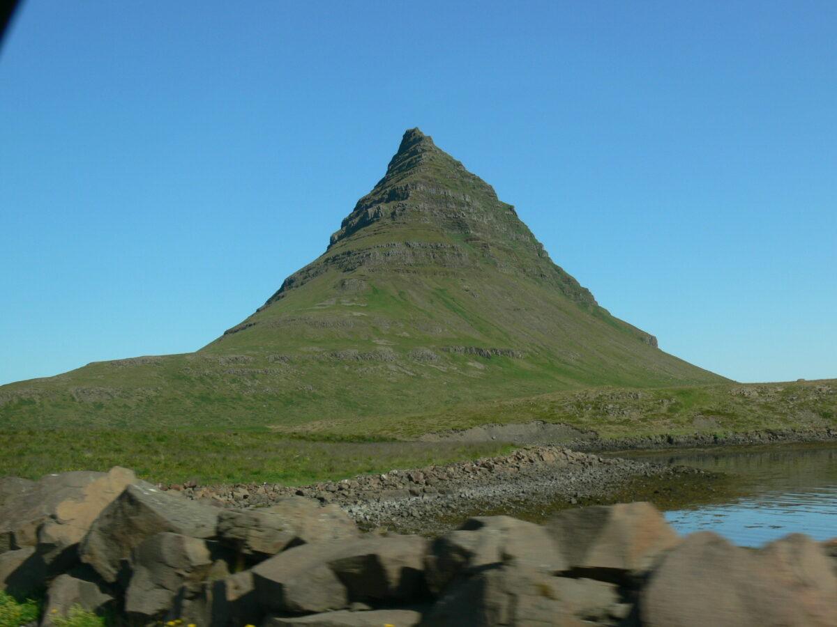 Kirkjufell : montagne pyramidale verte près de Grundarfjörður