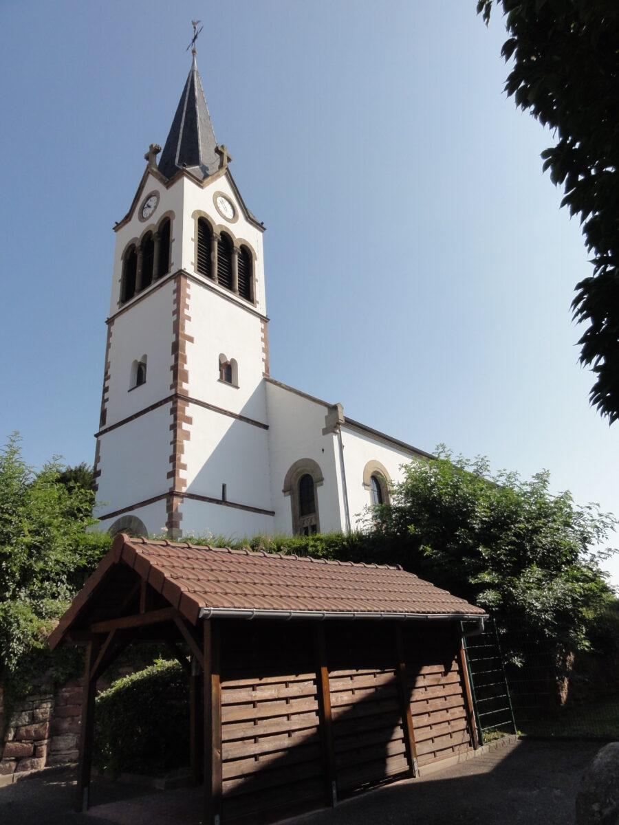 Protestantische Kirche von Lampertheim, Kirchturm und weißes Kirchenschiff