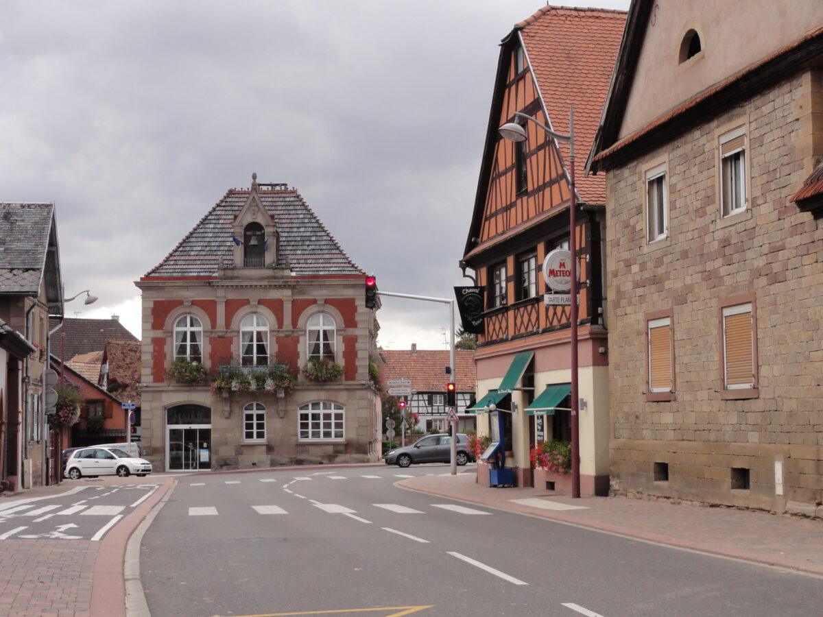 Rathaus von Lampertheim: Fassade zur Hauptstraße, Ziegel und Sandstein