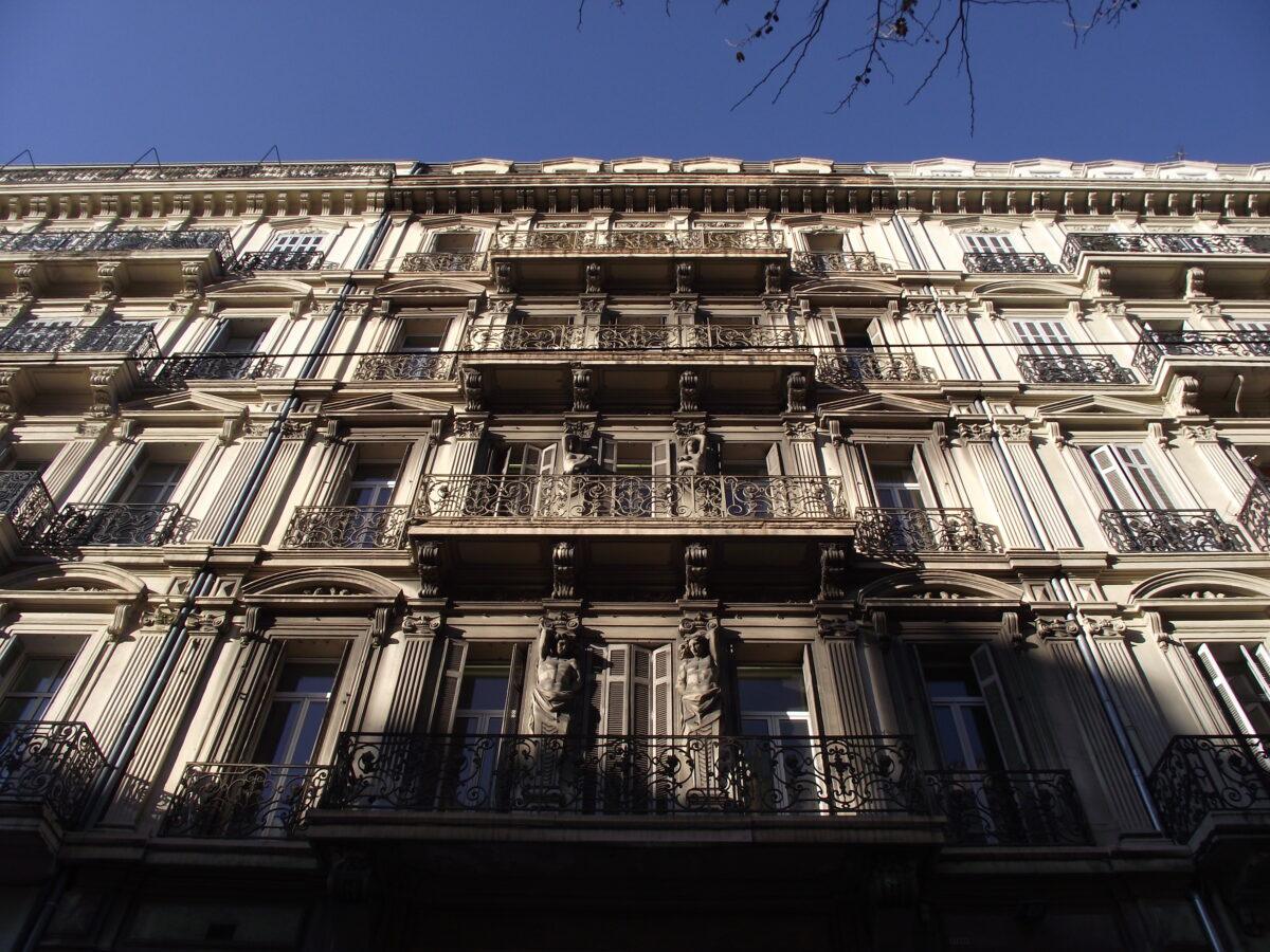 La Canebière à Marseille, angle Vincent-Scotto, façade éclectique et balcons