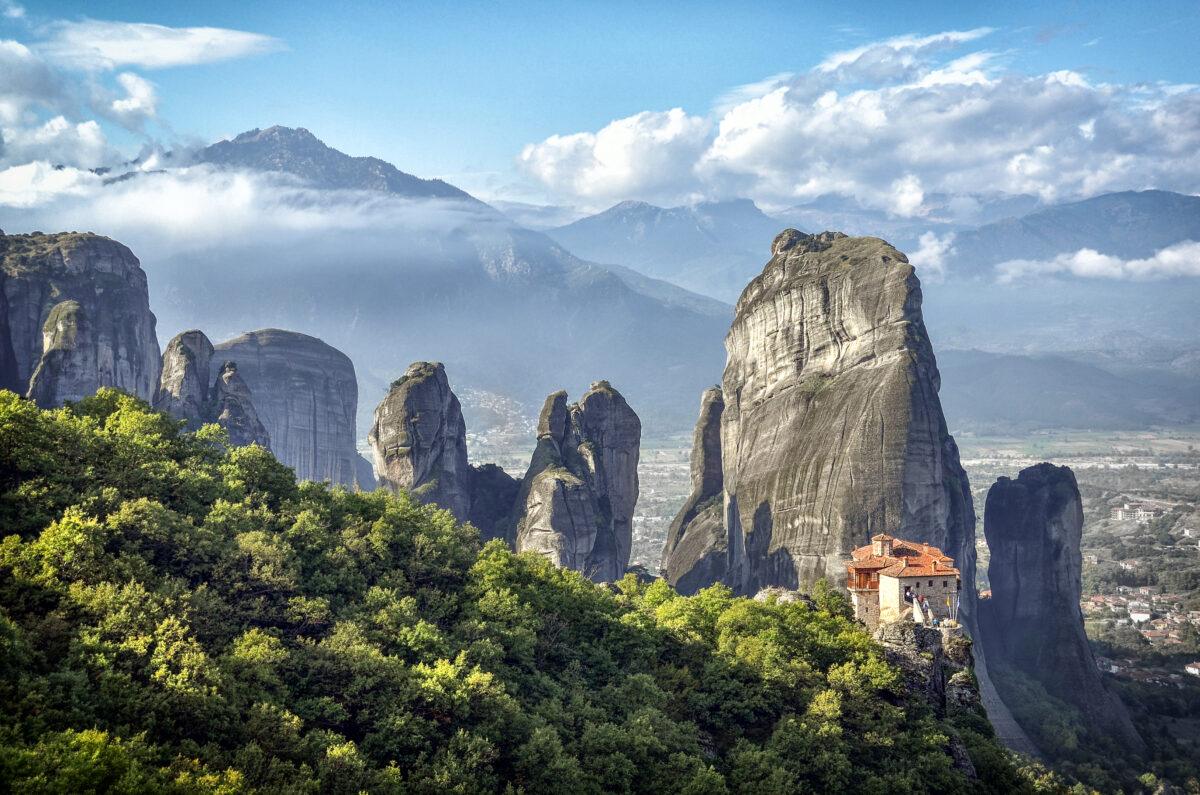 Meteora: rocky pillars and monasteries suspended above the Thessaly plain