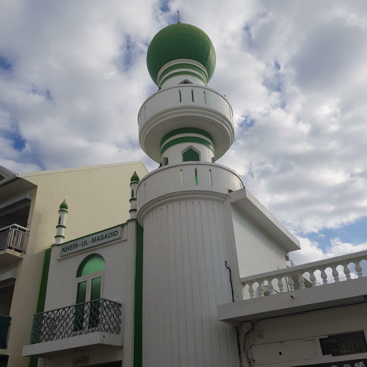 Minarete blanco y verde de la Mezquita principal del Puerto