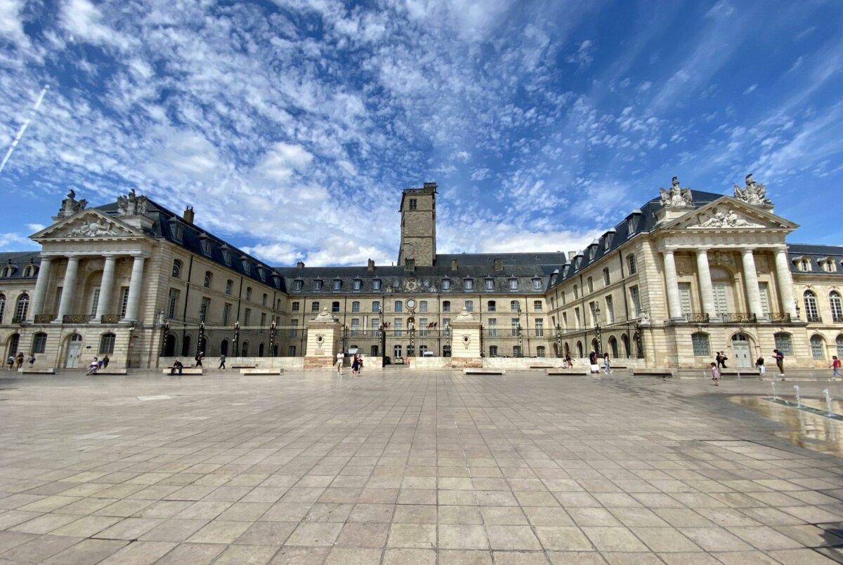 Place de la Libération et Palais des Ducs de Bourgogne à Dijon, vue panoramique
