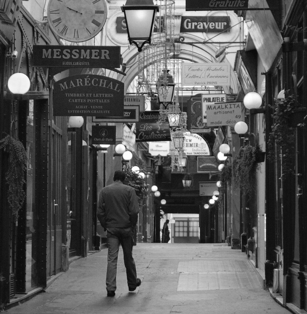 Passage des Panoramas, enseignes et verrière, proche des Grands Boulevards