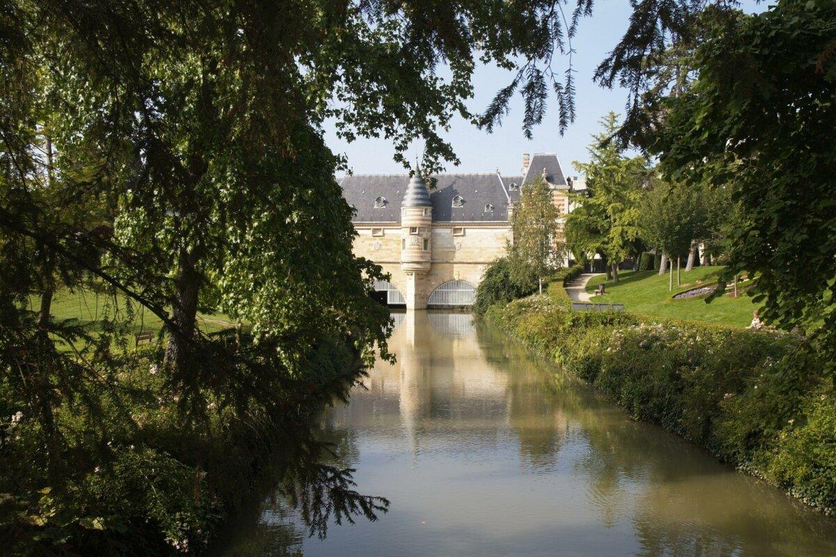 Petit Jard de Châlons-en-Champagne y castillo del Mercado, vista sobre el Mau