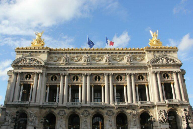 Façade sud de l'Opéra Garnier à Paris, France.
