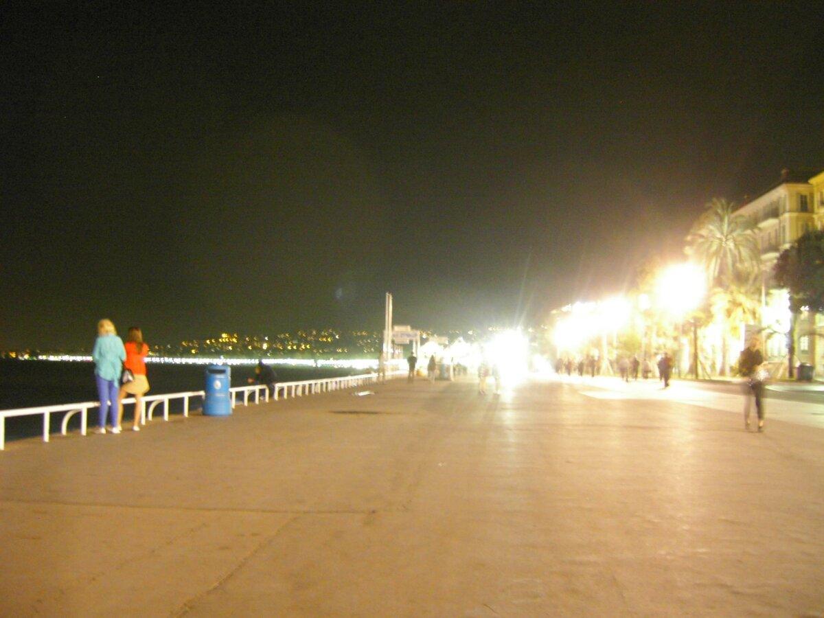 Promenade des Anglais en Niza de noche, iluminaciones y palmeras a lo largo del paseo marítimo