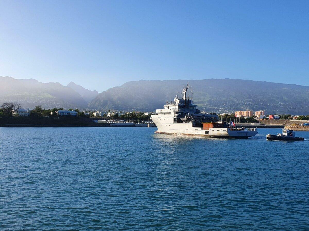 El barco Champlain A623 en el Puerto de Galets en La Reunión, montañas al fondo