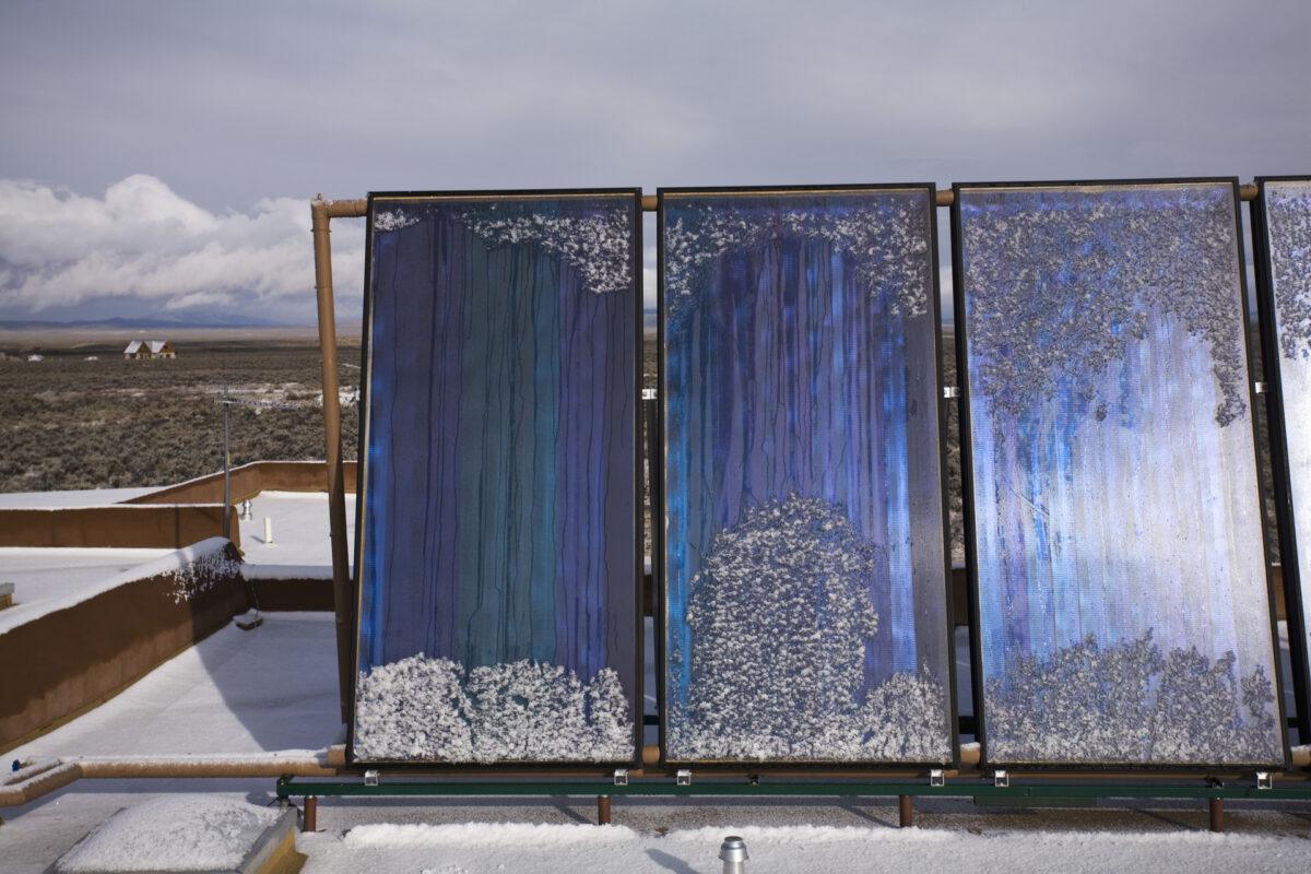 Flachkollektoren der Solarthermie auf einem Wohnhaus in New Mexico installiert