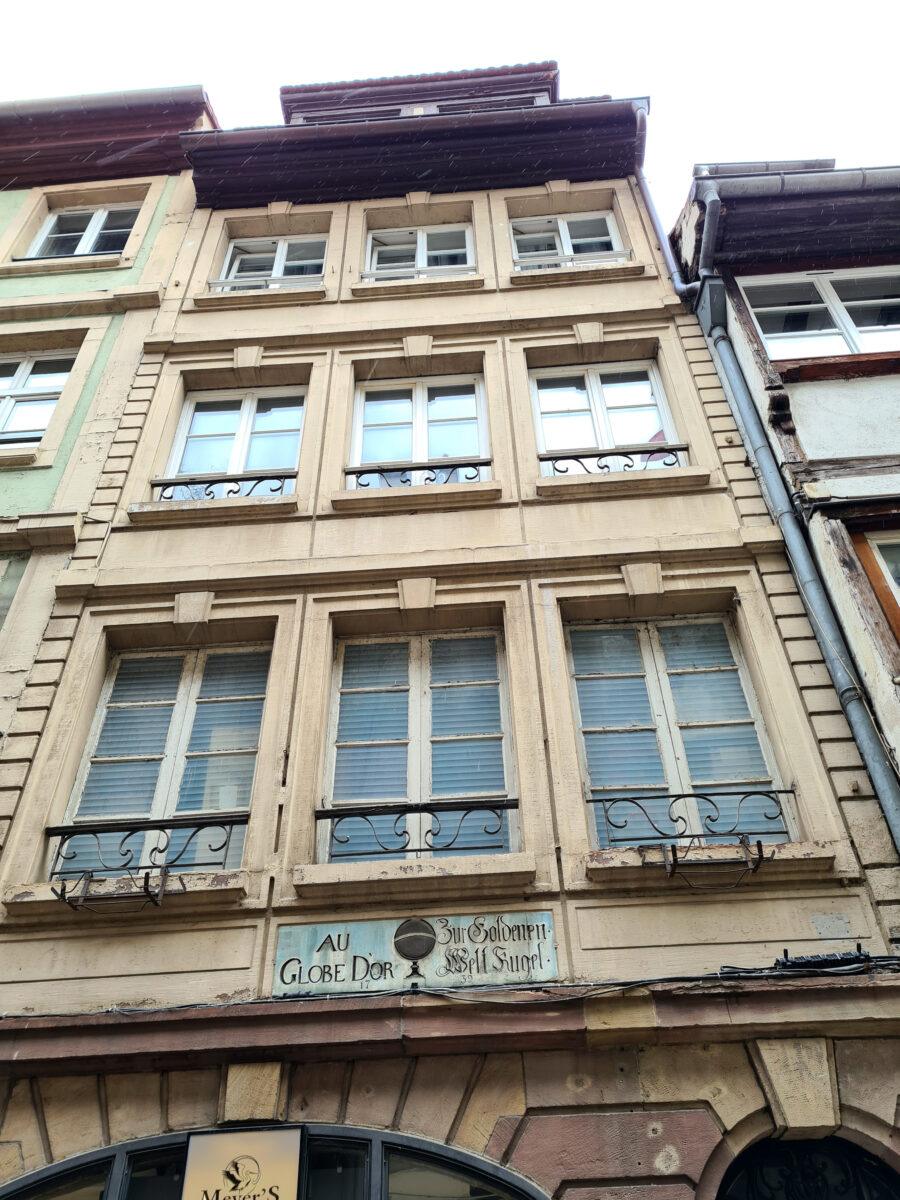 Fachwerkhaus in der 17 Rue des Orfèvres in Straßburg, Schild Au Globe d’Or