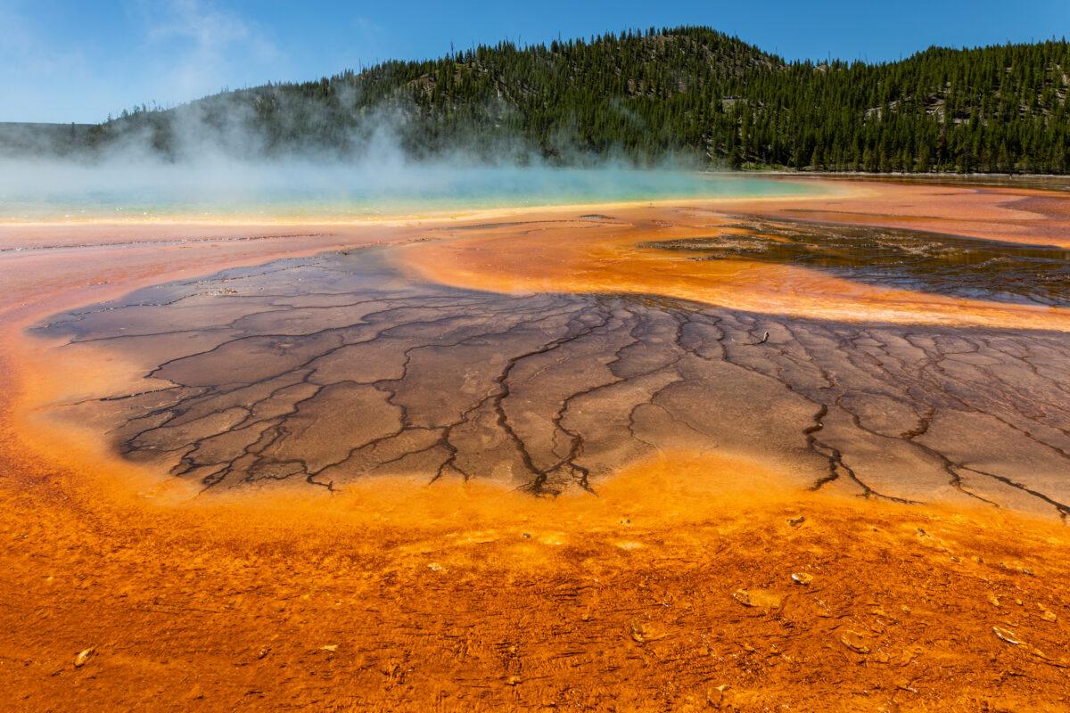 Wyoming: Grand Prismatic Spring, blue spots and orange rings at Yellowstone