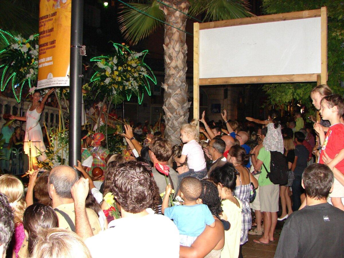 Desfile floral de la Fiesta del Jazmín en Grasse, multitud y carrozas iluminadas