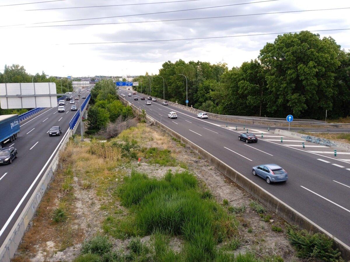 Autopista A-2 cerca de Madrid, intercambiador urbano con tráfico fluido