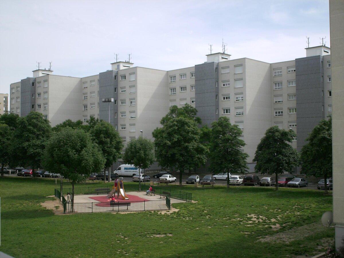 Barres d’immeubles et aire de jeux aux Minguettes, Vénissieux