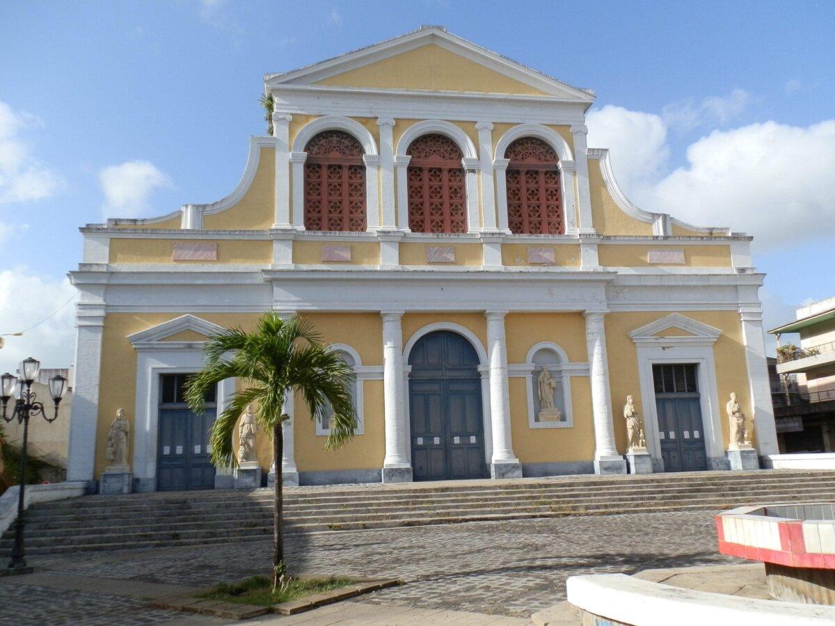 Fachada amarilla y blanca de la iglesia Saint-Pierre-et-Saint-Paul en Pointe-à-Pitre