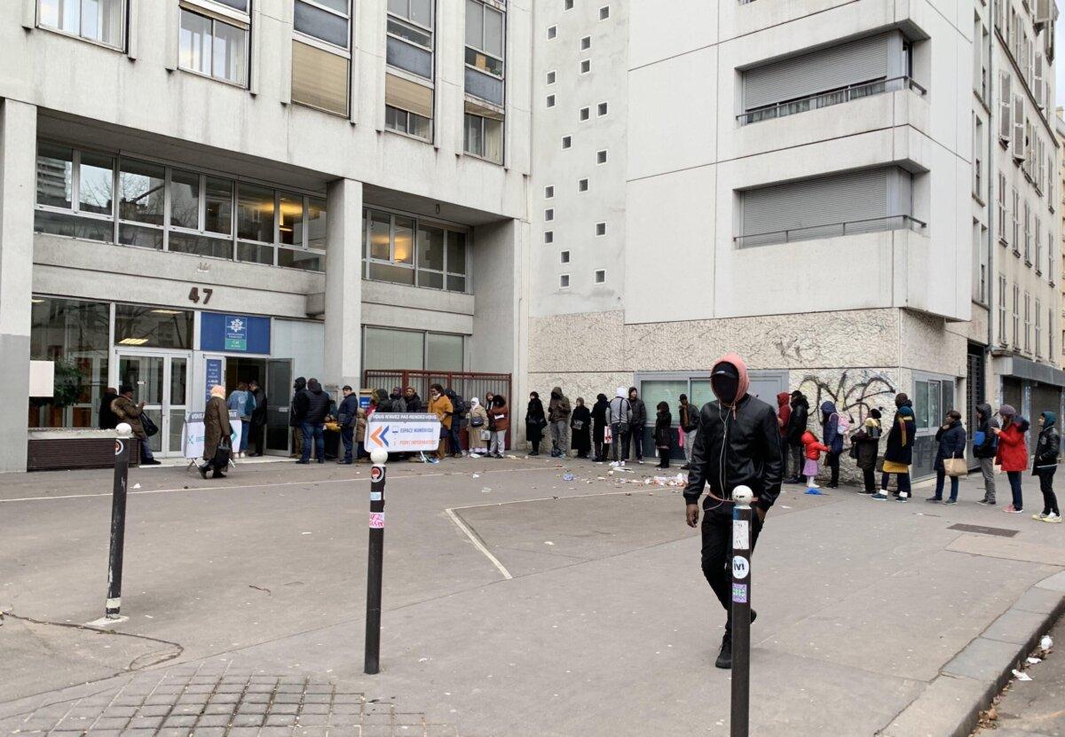 CAF des 18. Arrondissements von Paris, Warteschlange am Empfang