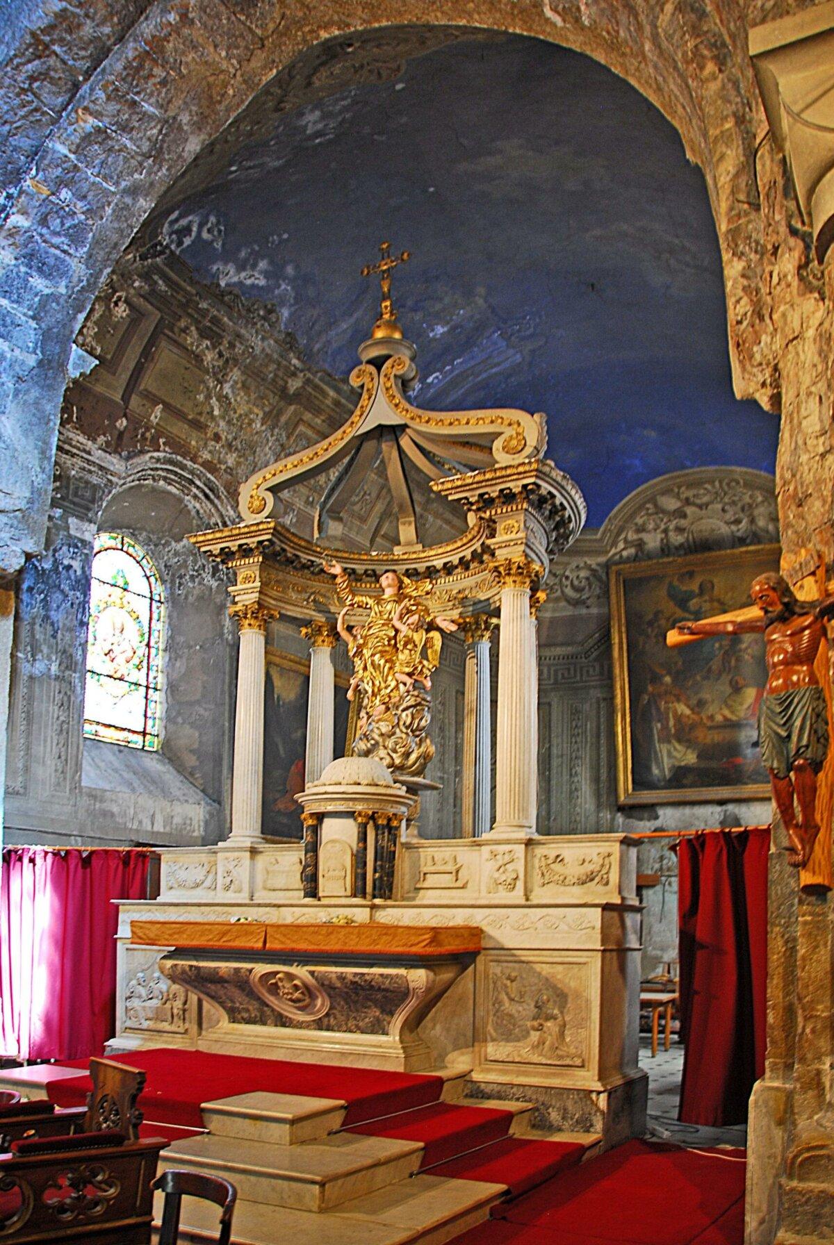 Interior barroco de la catedral Notre-Dame-du-Puy de Grasse, coro y altar