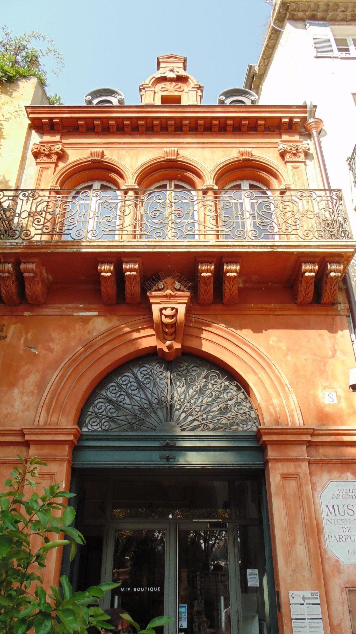 Fachada del Museo Internacional de la Perfumería en Grasse