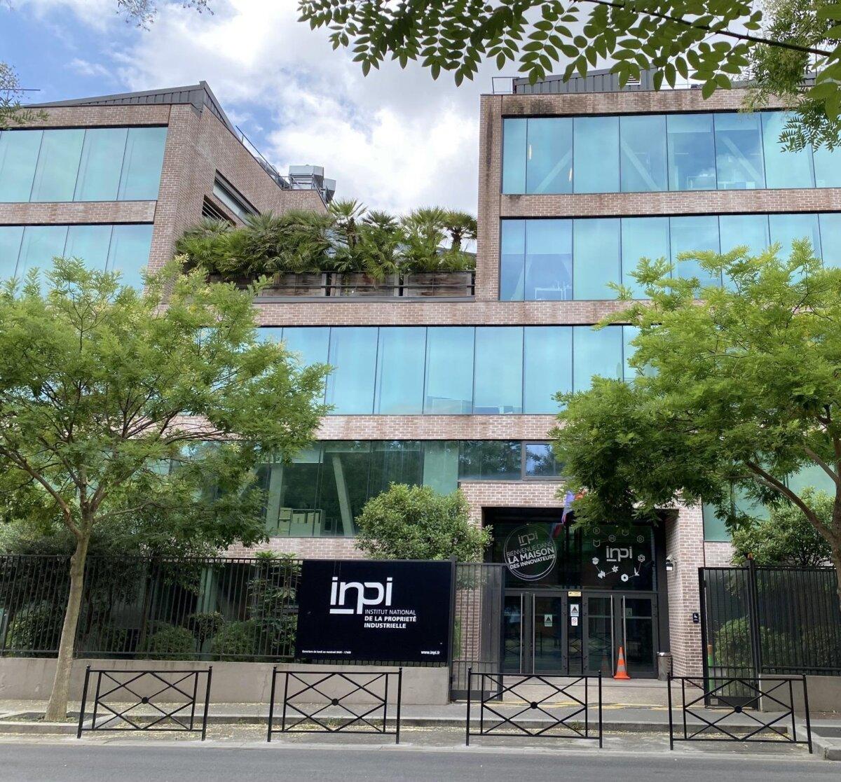 Fassade des INPI in Courbevoie mit Beschilderung