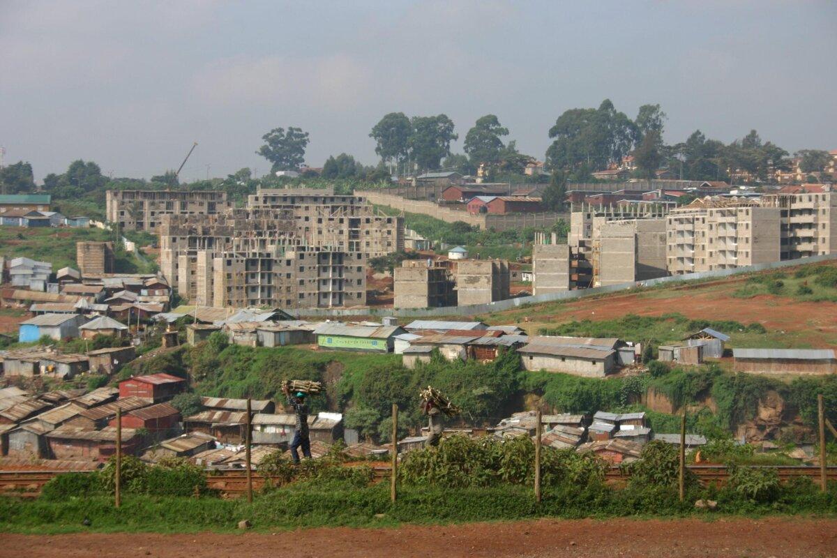 Paisaje urbano de Kibera, Nairobi: vivienda precaria y obras de reubicación