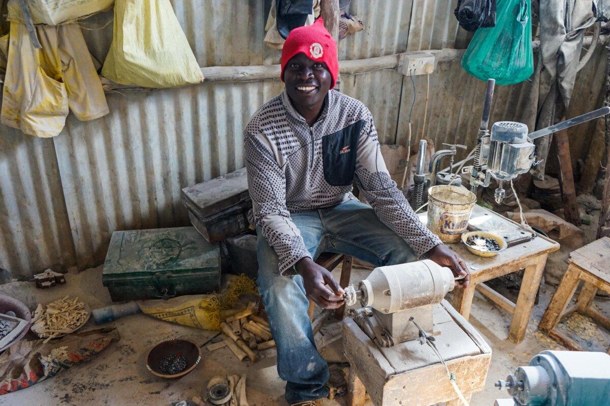 Joven trabajador en un taller en Kibera (Nairobi)