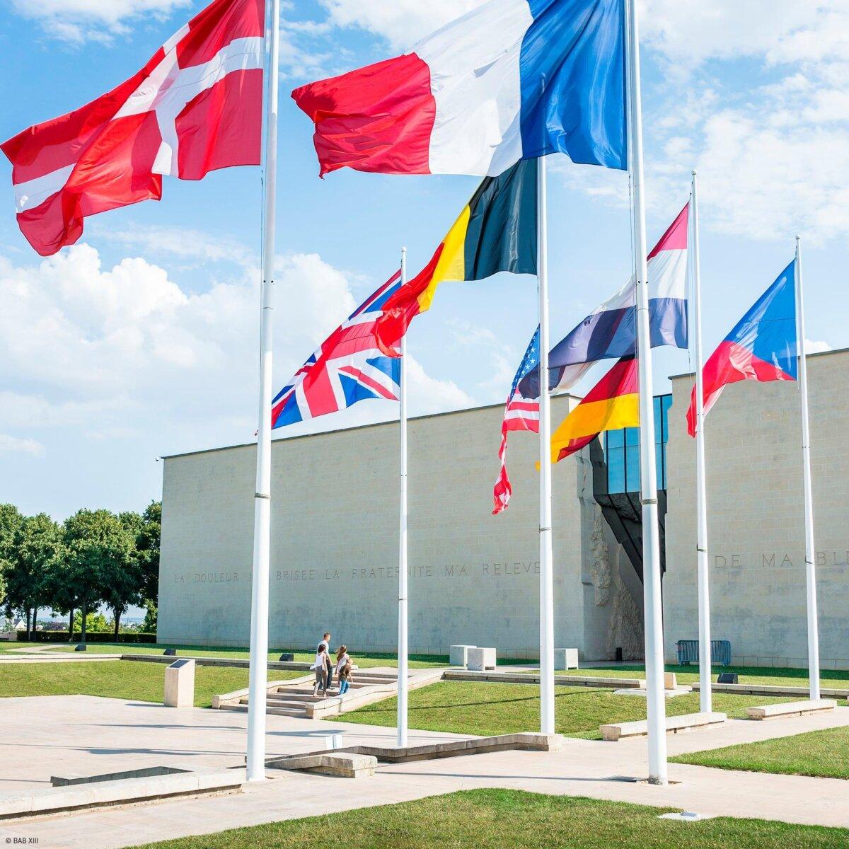 Parvis et drapeaux du Mémorial de Caen
