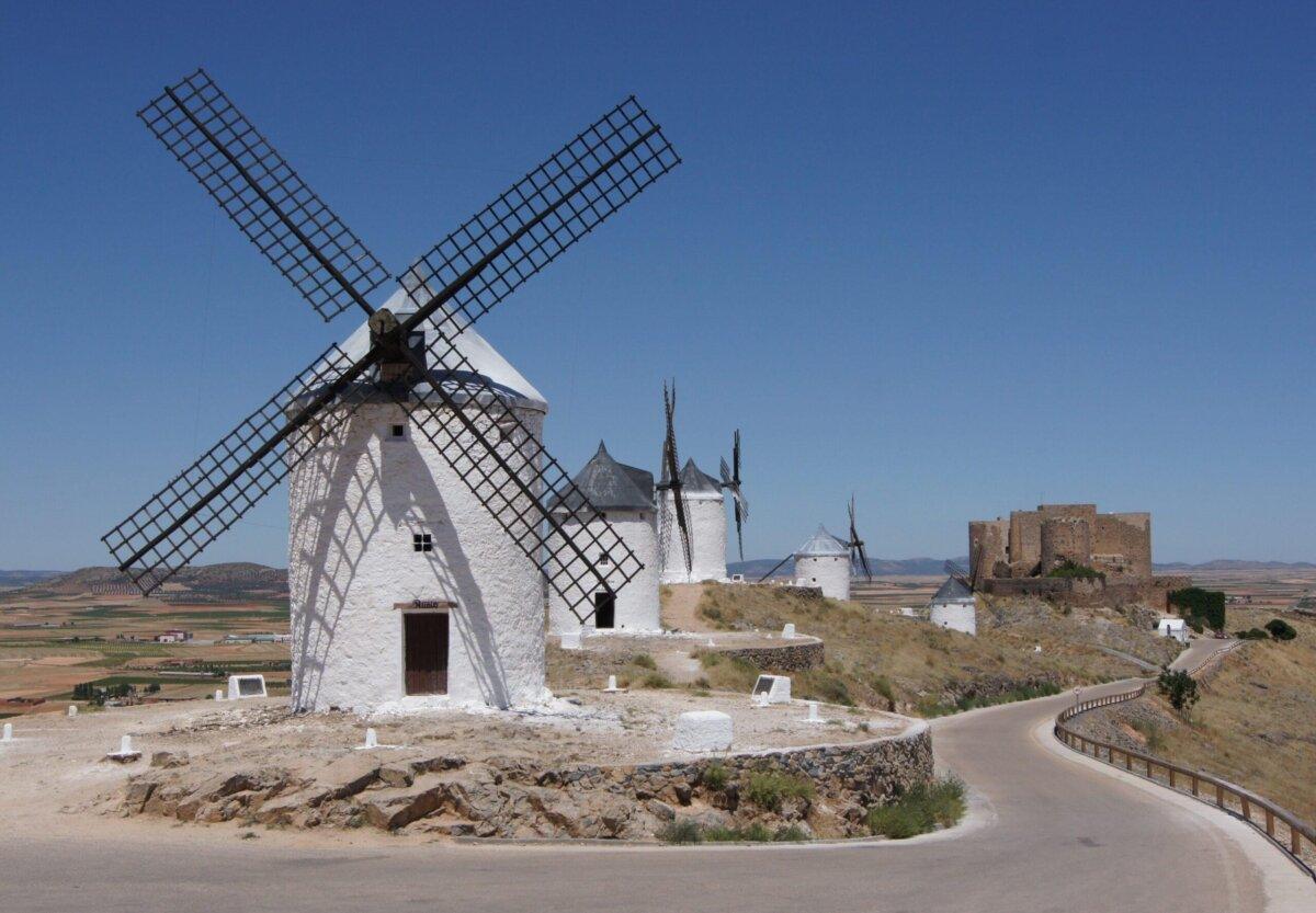 Carretera sinuosa que conduce a los molinos de Consuegra en Castilla-La Mancha