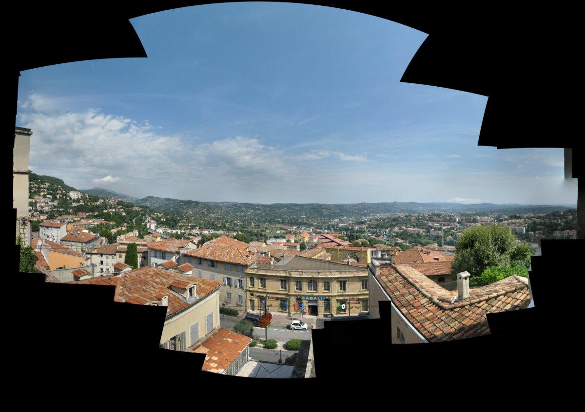 Panorama de la vieille ville de Grasse sur les collines, vue large