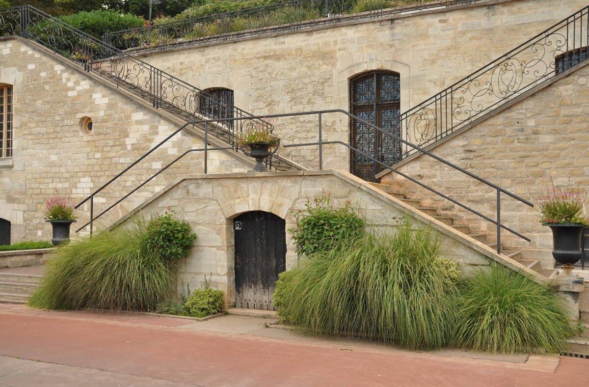 Escalera monumental, vestigio del castillo de Bécon, en el parque de Bécon en Courbevoie