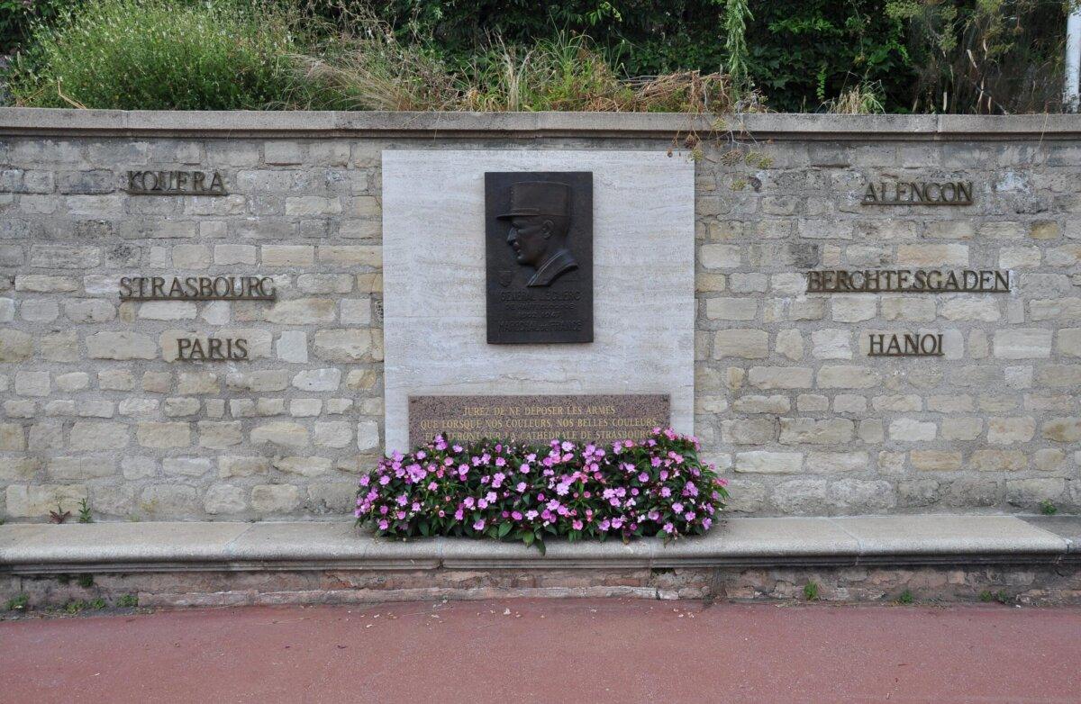 Parque de Bécon en Courbevoie con el memorial Leclerc y los paseos altos