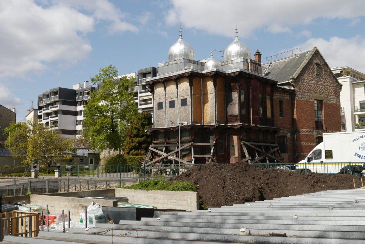 Pabellón de las Indias visto desde el parque de Bécon en Courbevoie