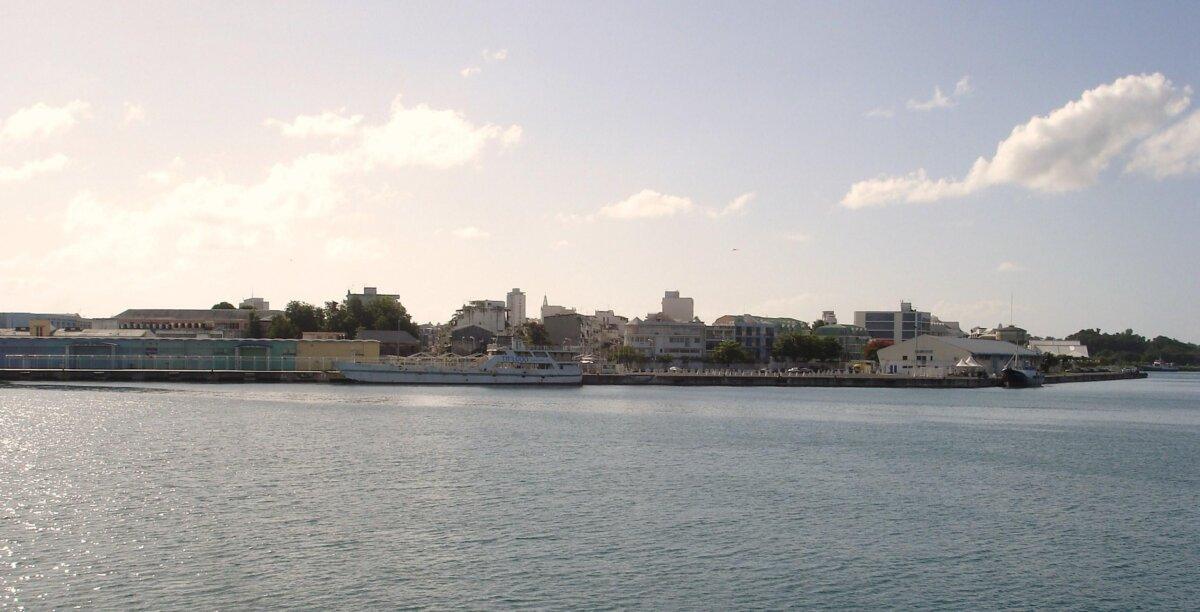 Pointe-à-Pitre vista desde la superficie del agua del Petit Cul-de-sac marin, frente marítimo y silueta urbana