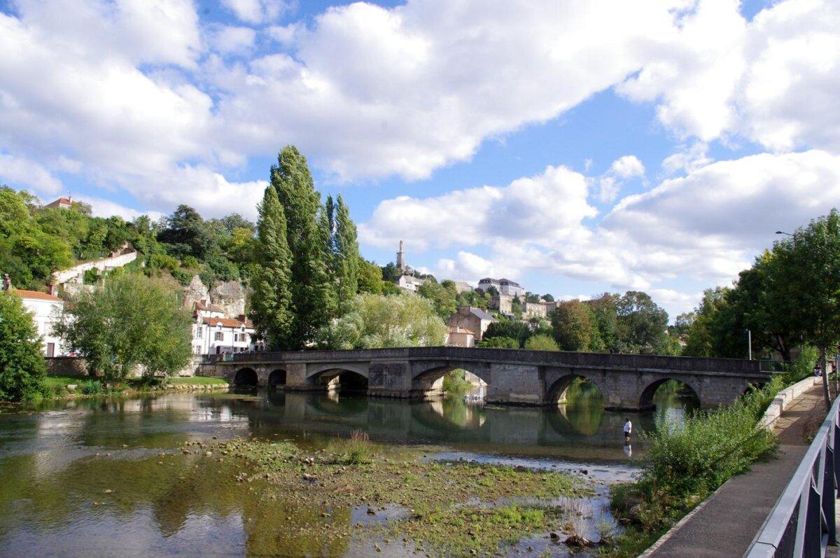 Pont Joubert on the Clain in Poitiers, arcades and tree-lined bank