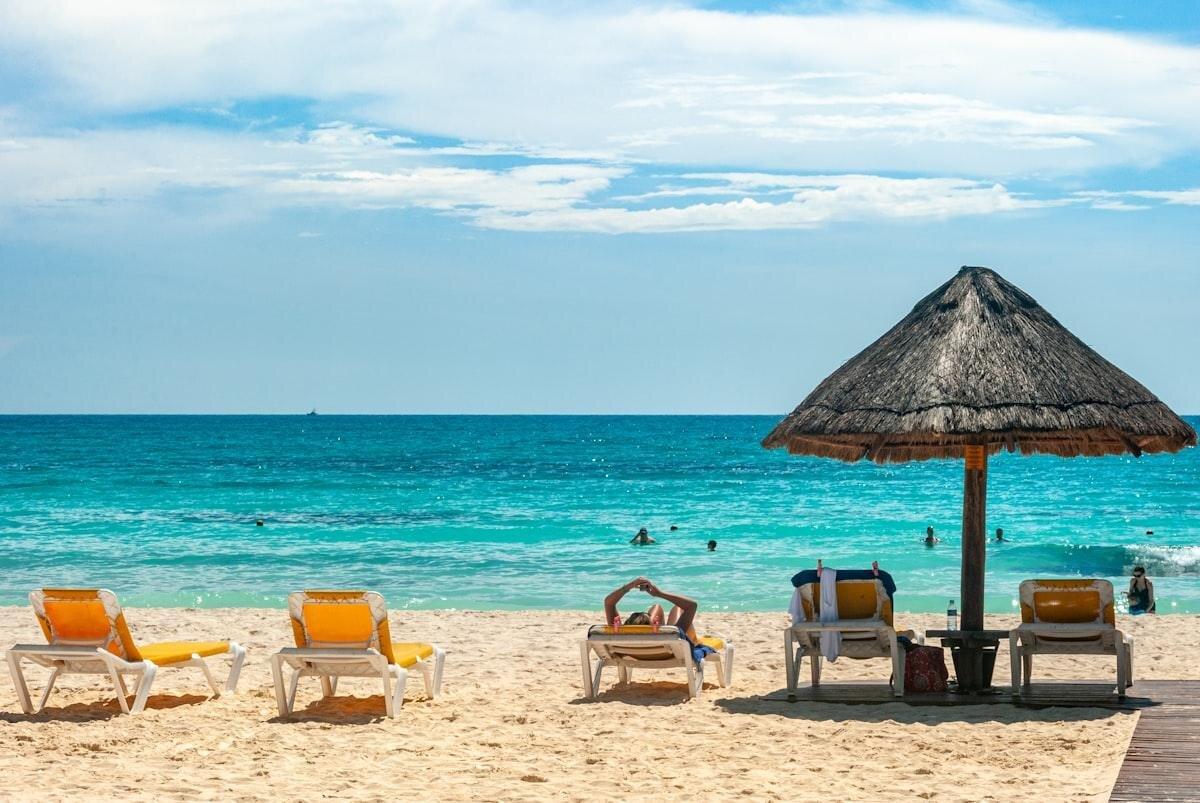 Vue aérienne d'une plage de la Riviera Maya avec palmiers