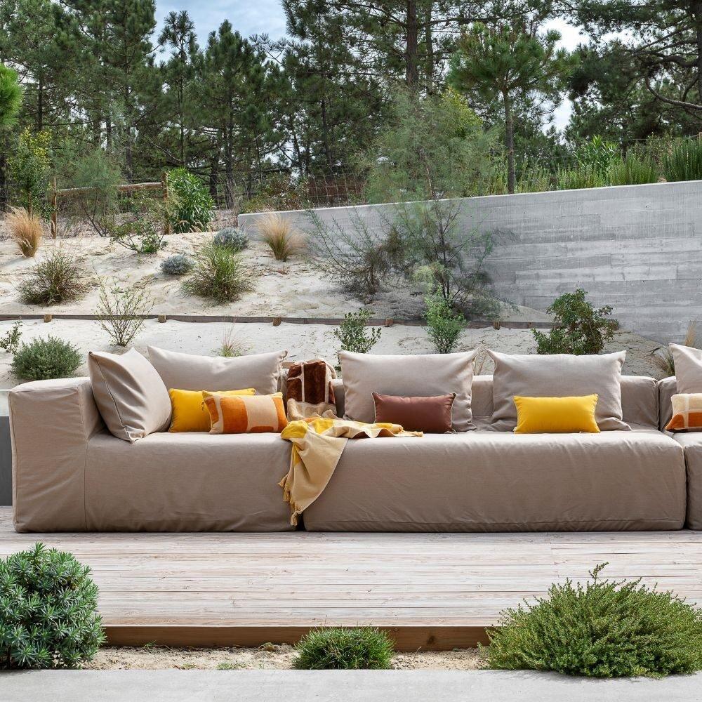 Entspannungsecke mit Kissen und Outdoor-Plaids