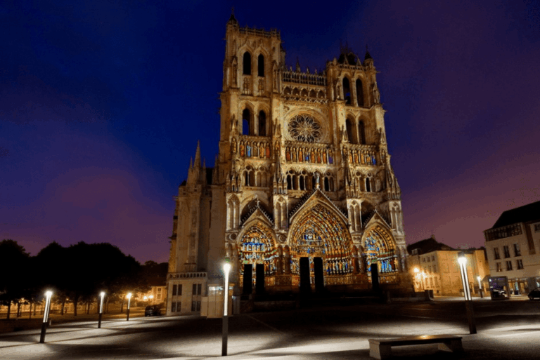 Cathédrale Notre-Dame d'Amiens illuminée la nuit, façade gothique remarquable